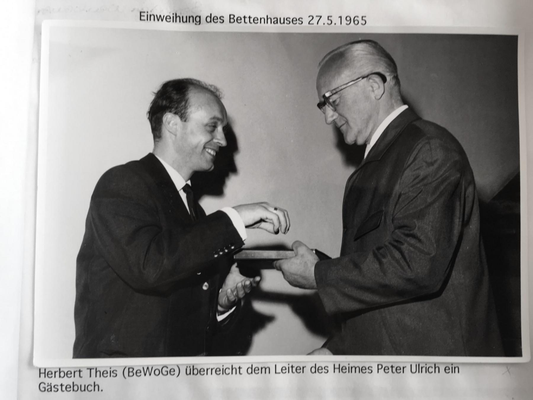 Herbert Theis überreicht dem Leiter des Heimes Peter Ulrich ein Gästebuch