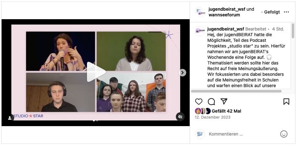 Das Bild zeigt einen Screenshot von einem Instagrambeitrag des jugendBEIRATEs. Zu sehen ist eine Videokonferenz mit vier Bildschirmen. Die vier Bildschirme zeigen Personen, die am Podcastprojekt teilgenommen haben. Sie tauschen sich über die Videokonferenz zum Podcastprojekt aus. Das Bild vermittelt Arbeitsatmosphäre. 