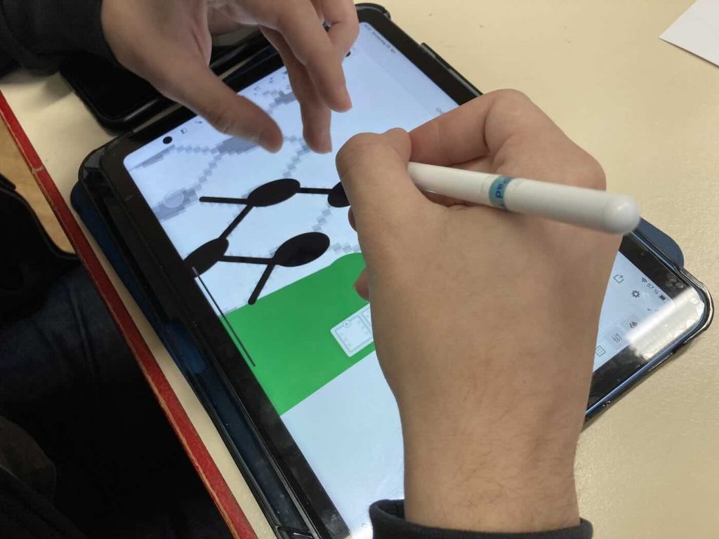 Das Bild zeigt ein Tablet, auf dem ein Jugendlicher als Teilnehmender der Werkstattgruppe Animation mit Hilfe der App Tagtool eine Szene für einen Animationsfilm zeichnet.  