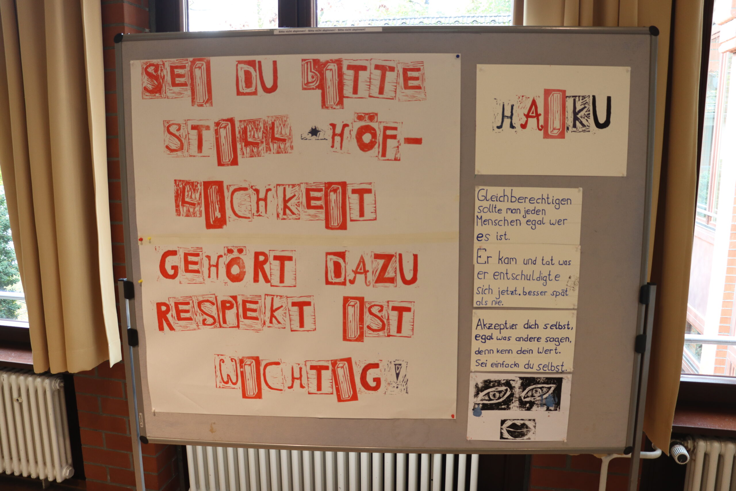 Linoldruck-Poster mit Haiku und Text in rot-schwarzer Blockschrift: 'SEI DU BITTE STILL * HÖF-LICHKEIT GEHÖRT DAZU RESPEKT IST WICHTIG'. Daneben handgeschriebener Text mit Haiku und Zeichnungen.
