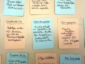 Mehrere handbeschriebene Karteikarten mit kurzen Texten in zwei Spalten angeordnet.