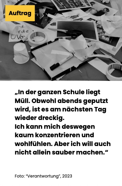 Spielkarte 'Auftrag' Foto von Tisch mit vielen Moderationsmaterialien, 'In der ganzen Schule liegt Müll. Obwohl abends geputzt wird, ist es am nächsten Tag wieder dreckig. Ich kann mich deswegen kaum konzentrieren und wohlfühlen. Aber ich will auch nicht allein sauber machen.'