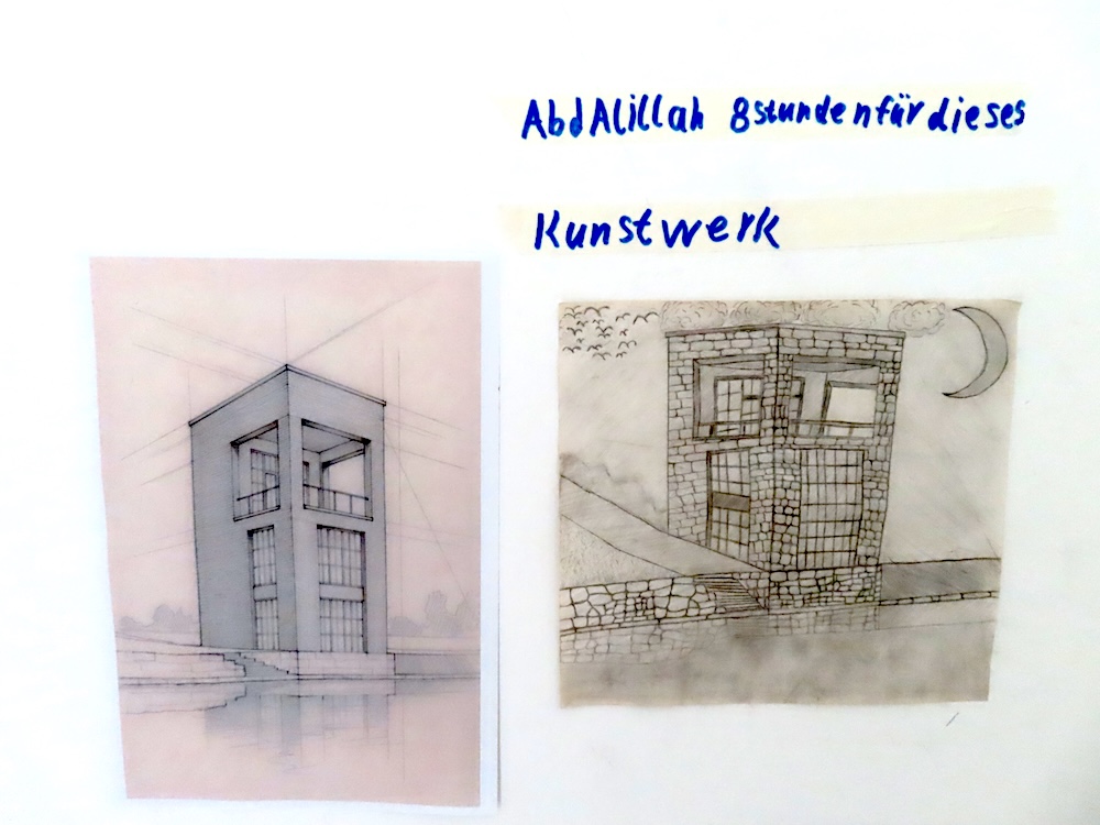 Zwei Architekturzeichnungen nebeneinander, links eine perspektivische Linienzeichnung eines Gebäudes, rechts eine stilisierte Darstellung mit gemusterten Flächen und Mond.